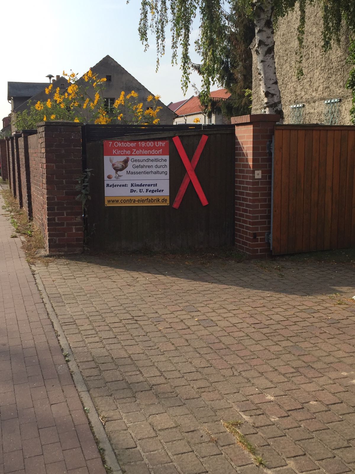 Rote Kreuze zeigen mit einfachen Mitteln klar die Ablehnung gegen Masseniterhaltung. 